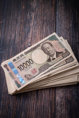 雑に置かれた100万円 1万円札