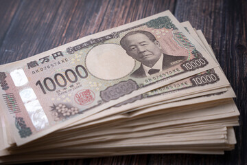 雑に置かれた100万円 1万円札