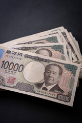 雑に置かれた100万円 1万円札