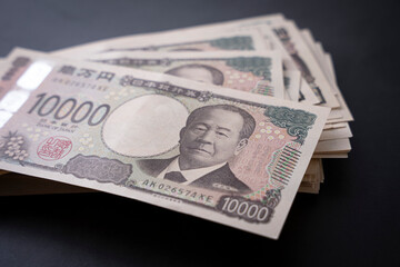 雑に置かれた100万円 1万円札