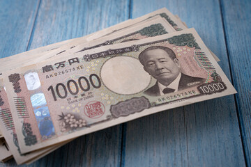 雑に置かれた100万円 1万円札