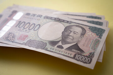 雑に置かれた100万円 1万円札