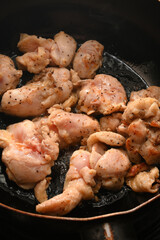 鳥肉を焼いている様子