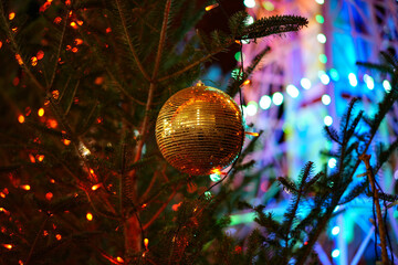 イルミネーションをバックに輝く金の玉