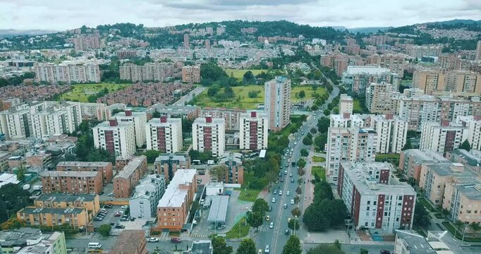 Toma a&eacute;rea con drone sobrevolando la calle 134 en Bogot&aacute;, Colombia. El paneo muestra una v&iacute;a concurrida rodeada de edificios residenciales, zonas verdes y el dinamismo urbano caracter&iacute;stico de la capi