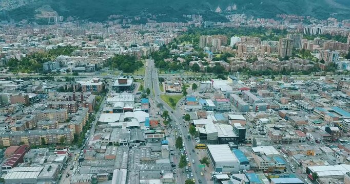 Toma a&eacute;rea con drone sobrevolando la calle 134 en Bogot&aacute;, Colombia. El paneo muestra una v&iacute;a concurrida rodeada de edificios residenciales, zonas verdes y el dinamismo urbano caracter&iacute;stico de la capi