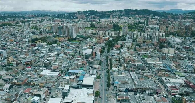 Toma a&eacute;rea con drone sobrevolando la calle 134 en Bogot&aacute;, Colombia. El paneo muestra una v&iacute;a concurrida rodeada de edificios residenciales, zonas verdes y el dinamismo urbano caracter&iacute;stico de la capi