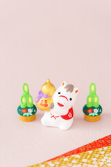 午年の年賀状素材｜金ひょうたんを抱えた馬