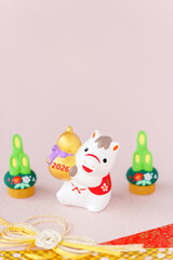 「2026」の金ひょうたんを抱えた馬の年賀状素材