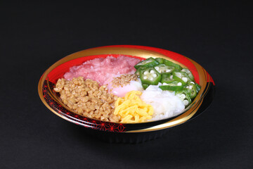 黒背景のネバネバ丼