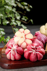 Fresh Shandong Multicloves Garlic Bulbs with Pink Skin on Wooden Board Kitchen Ingredients