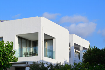 ein weißes haus bei sonnenuntergang auf kreta in griechenland
