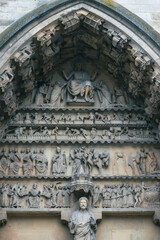 ランス大聖堂 横側のティンパヌム彫刻クローズアップ