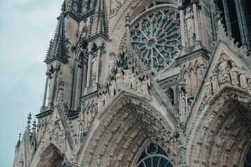 ランス大聖堂 正面中央のゴシック装飾（斜めアングル）
