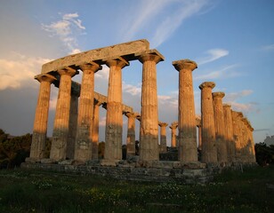 Obraz premium Ancient columns in golden light