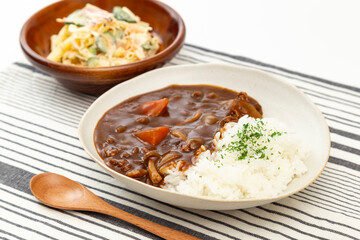 ハヤシライスとマカロニサラダ　白バック