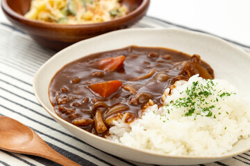 ハヤシライスとマカロニサラダ