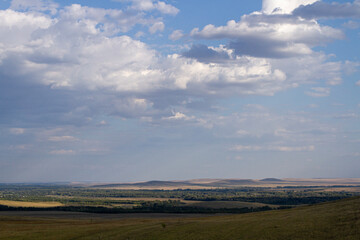 Obraz premium view of a plain with a cloudy sky Karamuruntau mountain range landscape