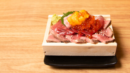 海鮮刺身とローストビーフの盛合わせ（うに、いくら、鮪の赤身、中トロ、ローストビーフ）