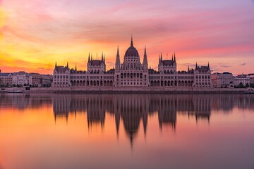 Obraz premium Budapest Parliament at Sunrise
