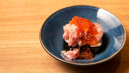 いくらと中トロネギトロのこぼれ寿司