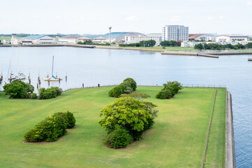 川辺にある公園　緑の芝生
