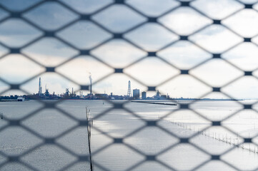 フェンス越しの工業地帯　工場
