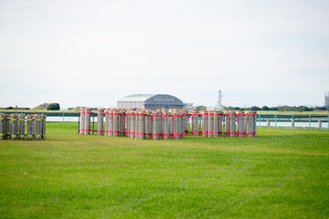 打ち上げ花火の筒　準備　花火大会　花火師
