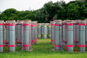 打ち上げ花火の筒　準備　花火大会　花火師
