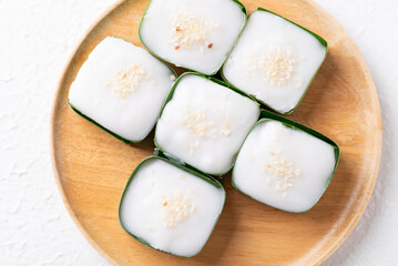 Traditional Thai dessert (Khanom Tako), Pudding with coconut cream topping in pandan leaf