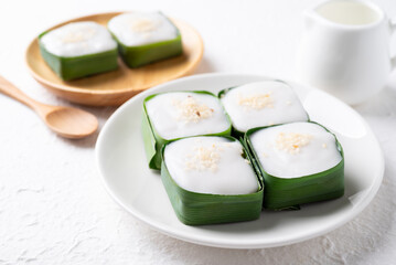 Traditional Thai dessert (Khanom Tako), Pudding with coconut cream topping in pandan leaf