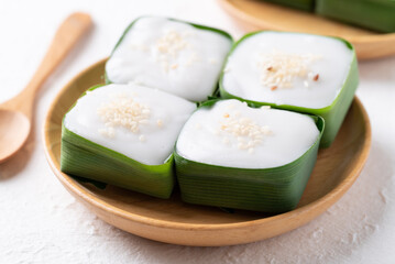 Traditional Thai dessert (Khanom Tako), Pudding with coconut cream topping in pandan leaf