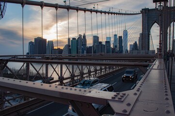 Obraz premium Brooklyn Bridge with view of Lower Manhattan at sunset