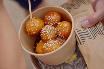 テイクアウトをして食べたUAE アラブ首長国連邦お菓子、ルカイマット
