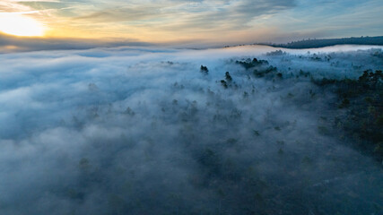 Mer de nuages au lever du jour, Sea of Clouds at Sunrise, Panorama aérien sur une mer de nuages et les reliefs en arrière-plan. Aerial panorama of a sea of clouds with mountain ridges in the backgroun