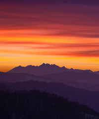 Fototapeta premium Spektalularny zachó słońca na Malniku nad Muszyna zimą. Widok na Tatry