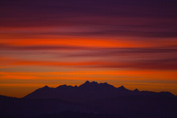 Spektalularny zachó słońca na Malniku nad Muszyna zimą. Widok na Tatry