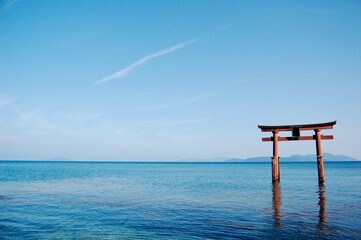滋賀県琵琶湖にある湖に浮かぶ鳥居白髭神社