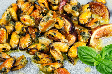 Steamed mussels and figs.