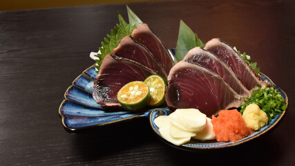 鰹のタタキ（カツオ刺身の炙り焼き）