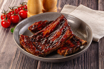 Grilled pork ribs with barbecue sauce