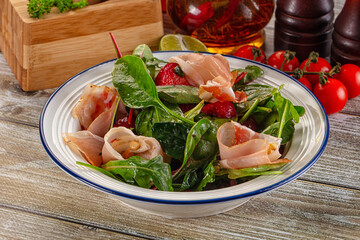 Salad with jamon, strawberry and arugula