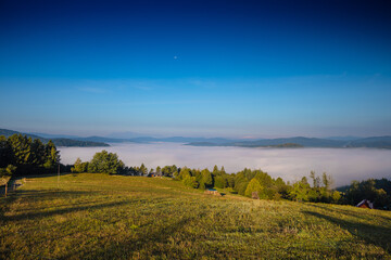 Mgliste panoramy spod Malnika nad Muszyną latem. © rogozinski
