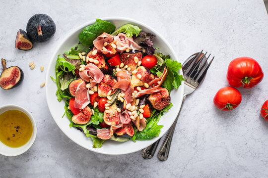 salade fraiche automne figues fraiches tomates, jambon cru, pignons de pin et vinaigrette