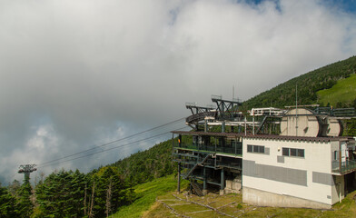 北八ヶ岳ロープウェイ山頂駅と雲に包まれる絶景