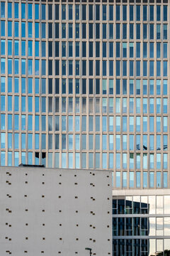 Corporate office building with modern window grid facade, ideal for finance, economic growth, banking headquarters, and corporate business imagery used in editorial and commercial contexts.