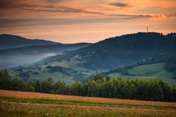 Wesołówka w Muszynie o wschodzie słońca latem.