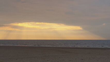 Sunset in Ostend, Belgien. Beautiful sea, sky, sand on the beach.