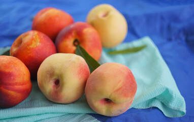 Smooth peaches are piled up.