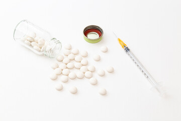 注射器と薬　白バック